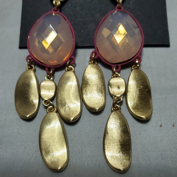 ILLUMINATA Fuchsia stone with gold metal petals dangle fish hook earring - Picture 4 of 6